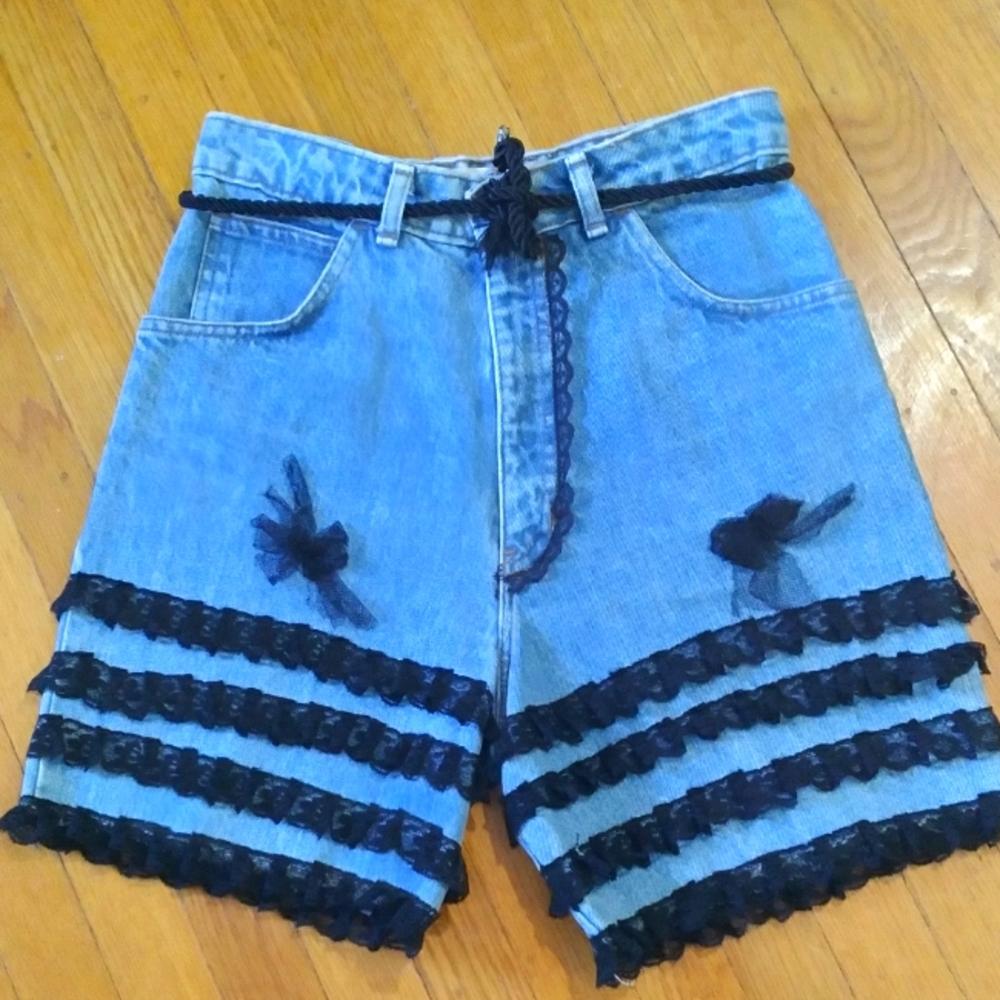 Upcycled Vintage GAP denim shorts with lace size 7/8